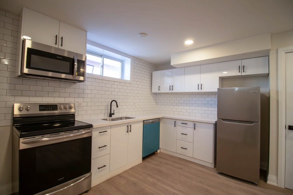 184 Bradley Ave - Photo 4 of 32