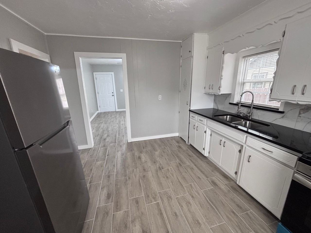 506 W 2nd St - Photo 6 of 14