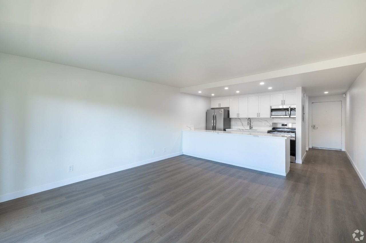 Enclave 693 - Photo 6 of 16