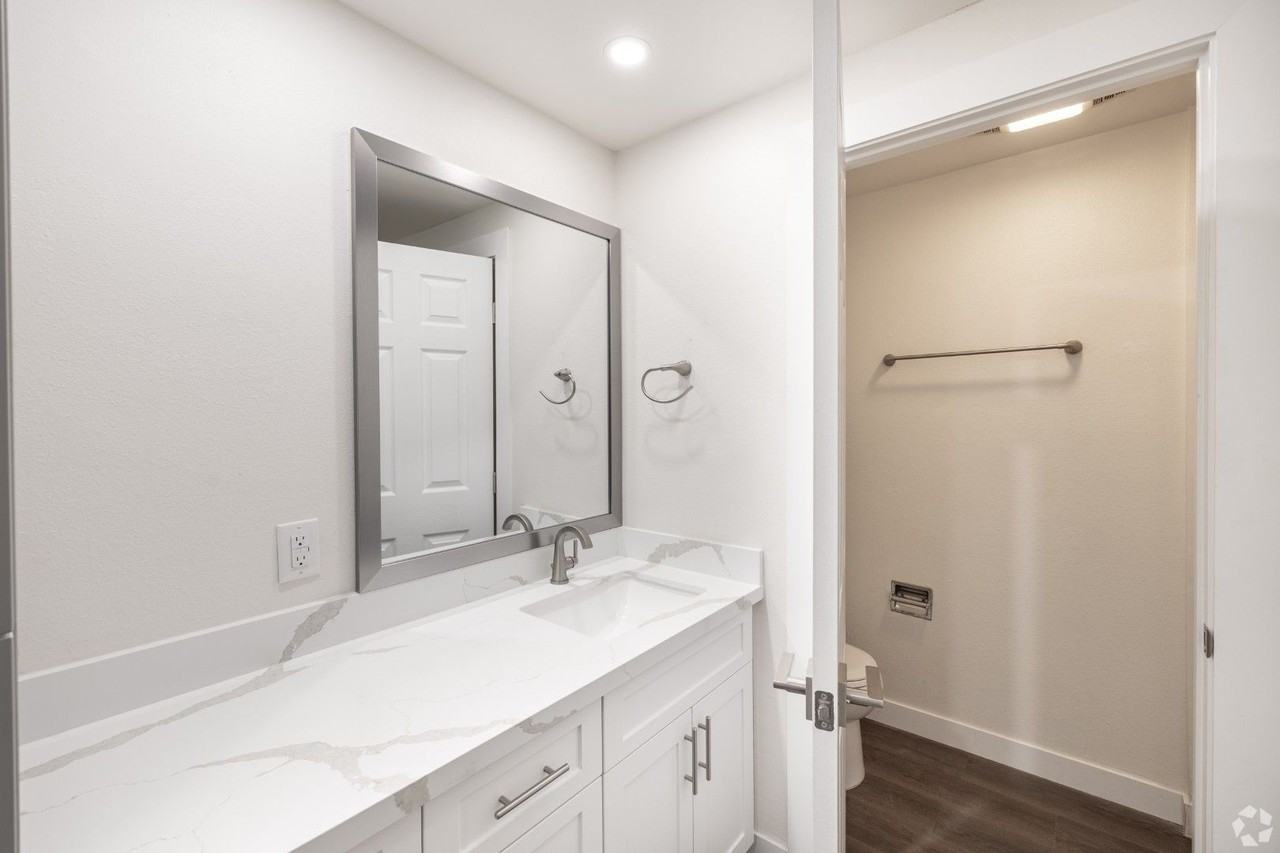 Enclave 693 - Photo 7 of 16