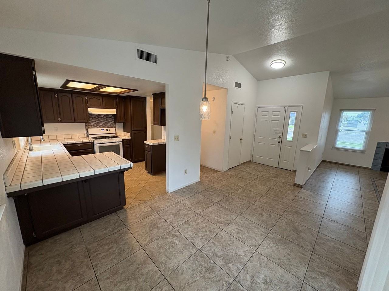 1195 Santa Cruz Ave - Photo 5 of 31