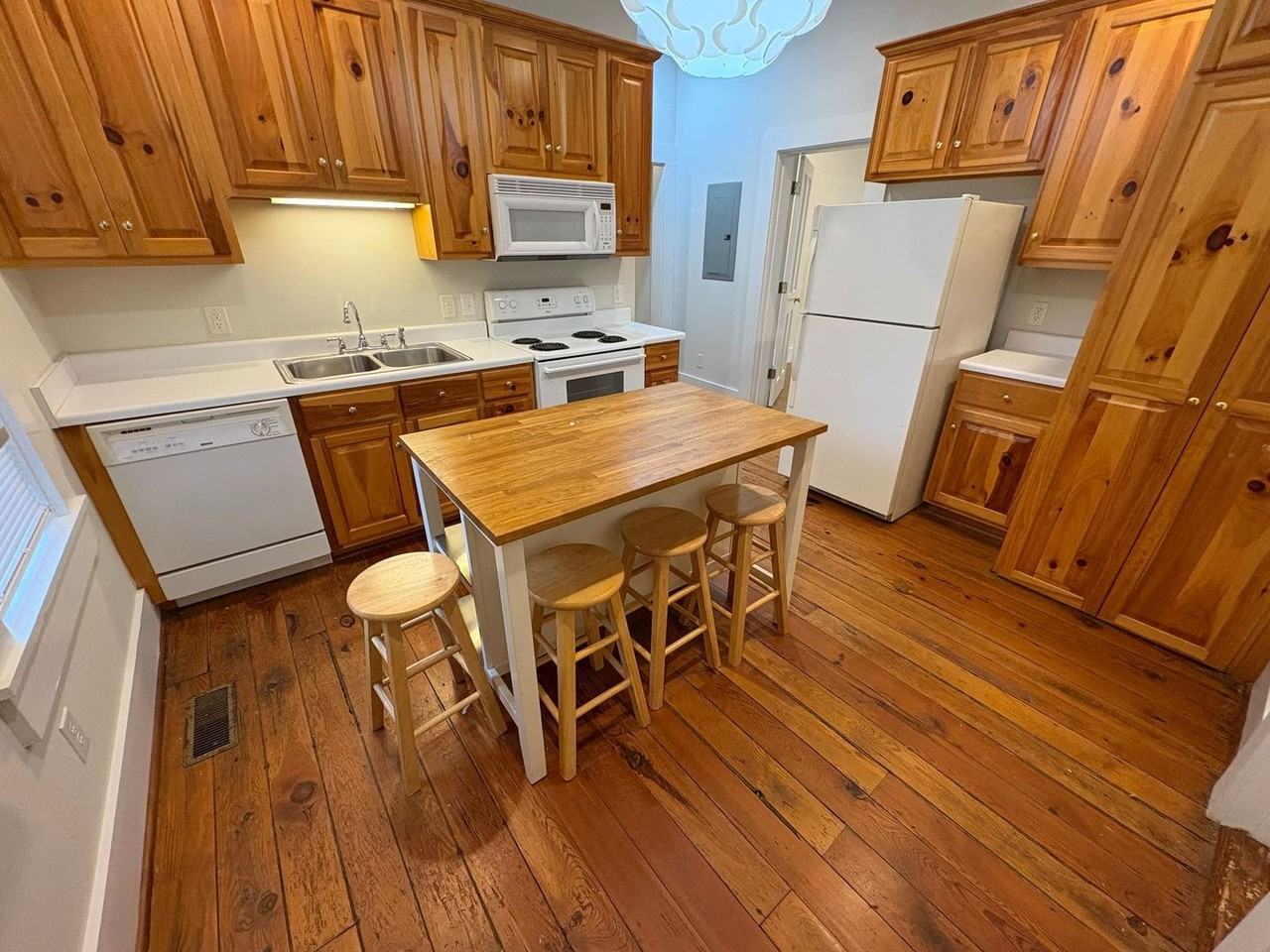 229 S Rocksprings St - Photo 2 of 9