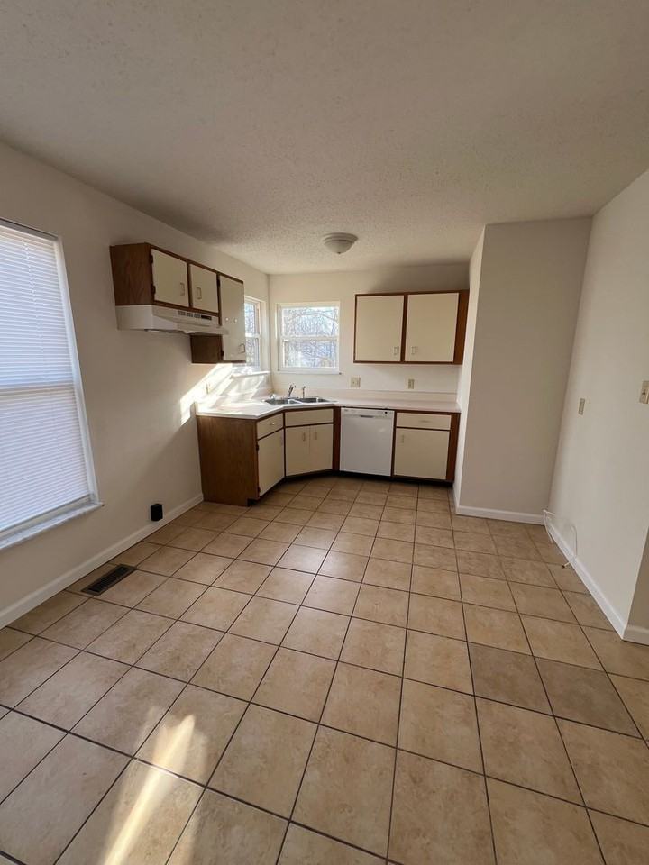 602 Bristol Ct - Photo 7 of 29