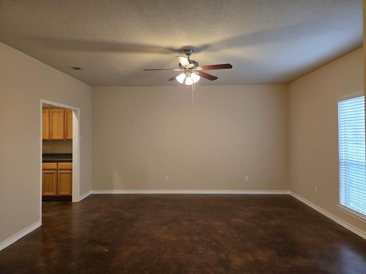 112 Bentwood Dr - Photo 4 of 16