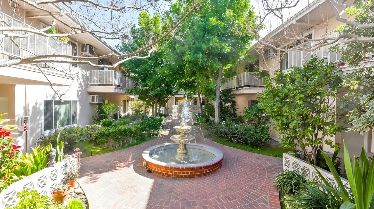 445 E Magnolia Blvd - Photo 6 of 10