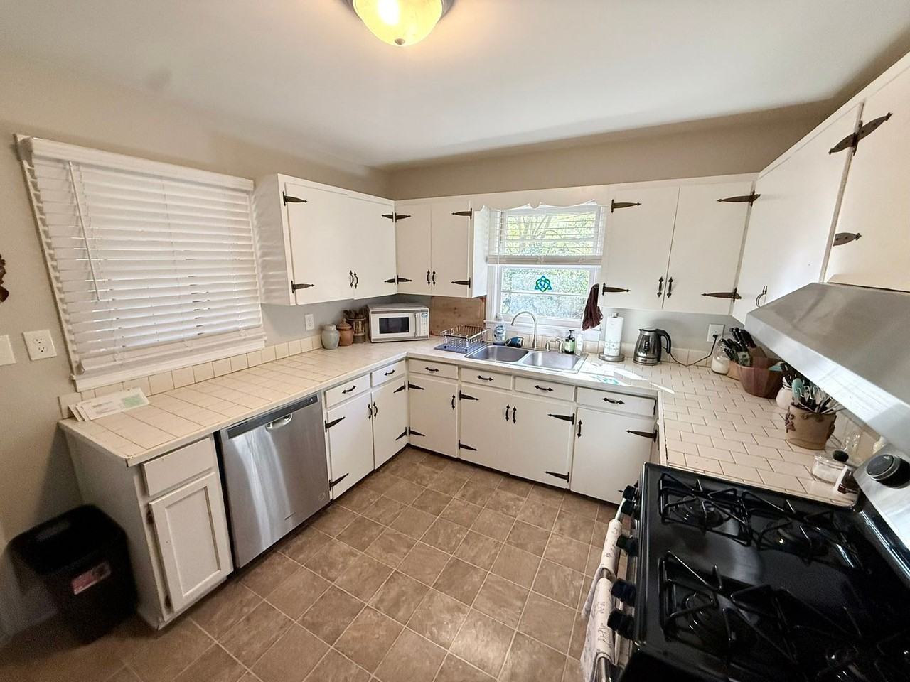 100 Lakeshore Dr - Photo 5 of 14