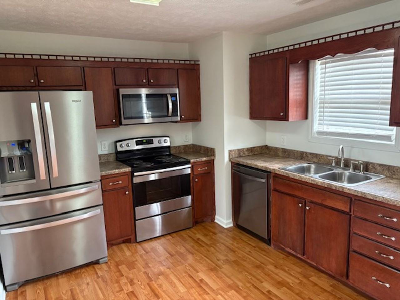 122 Stonefield Cir - Photo 4 of 15