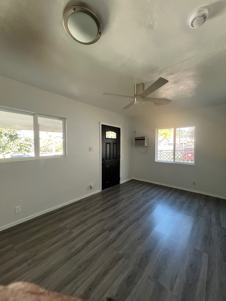 3210 Division St - Photo 2 of 7