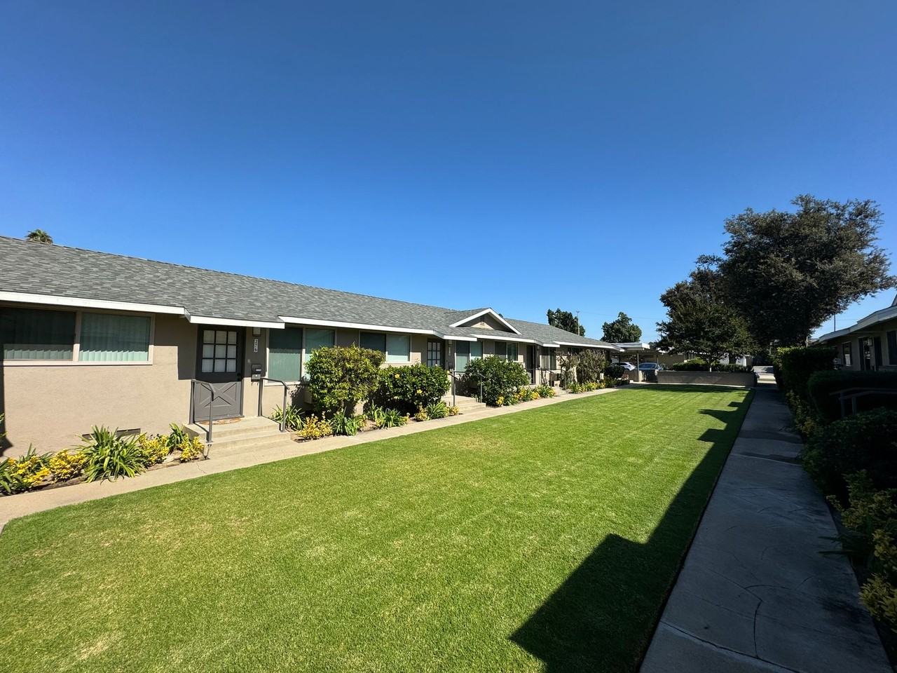 274 S Oak St - Photo 2 of 12