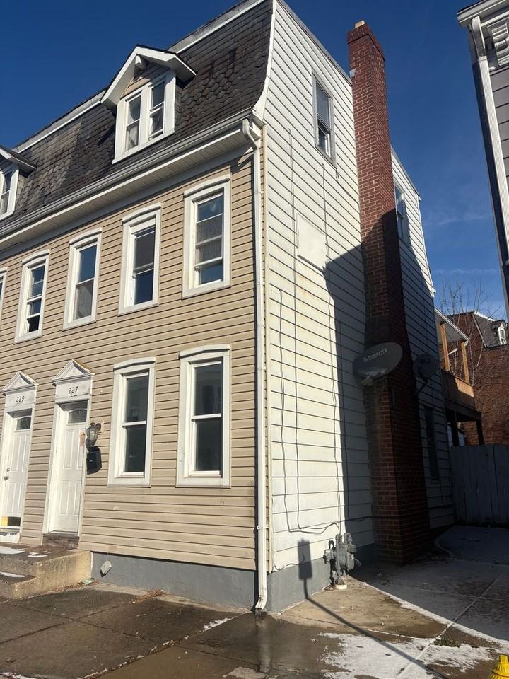 227 Park Pl - Photo 2 of 17