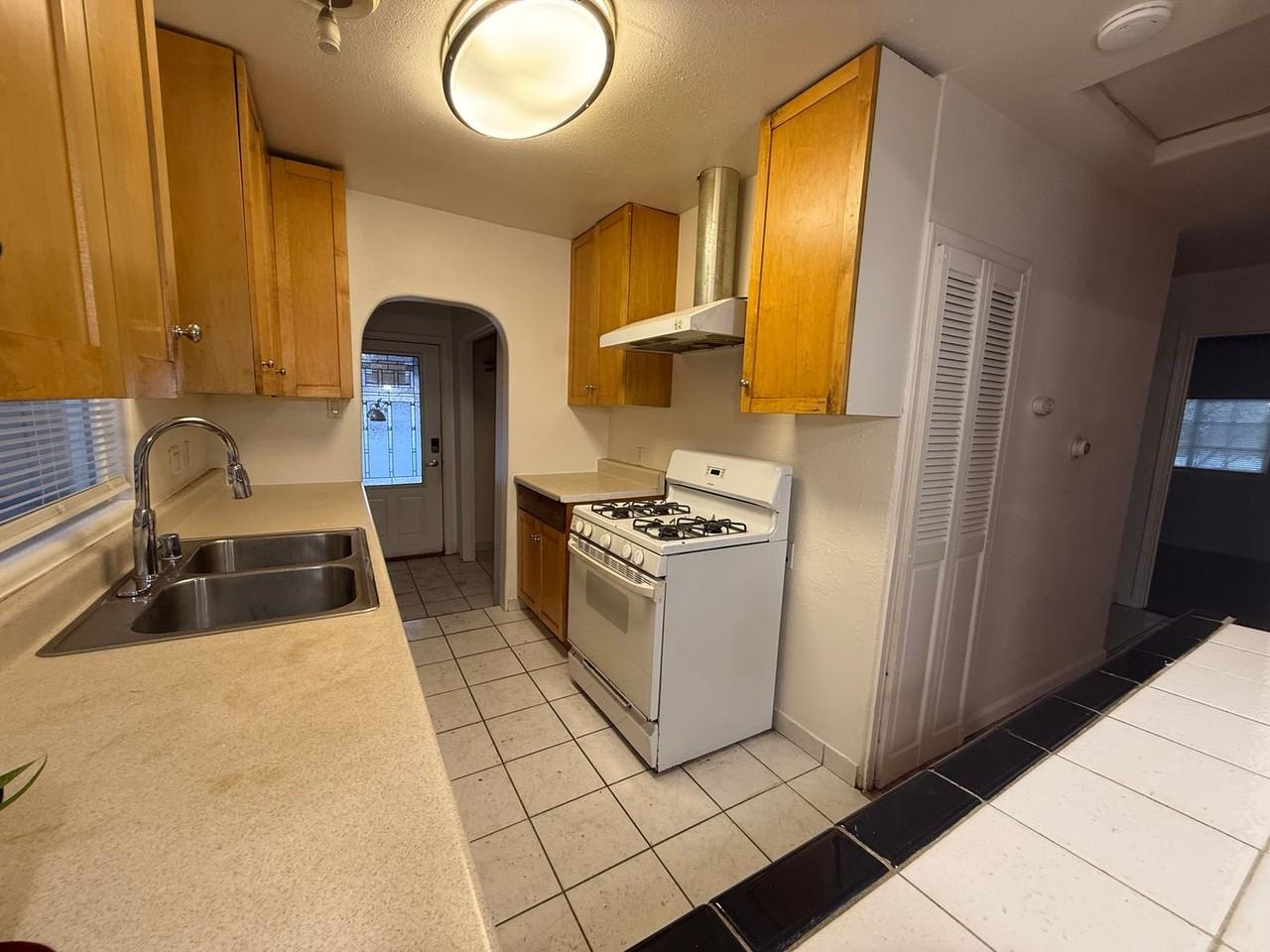 1337 Hyder St - Photo 2 of 12