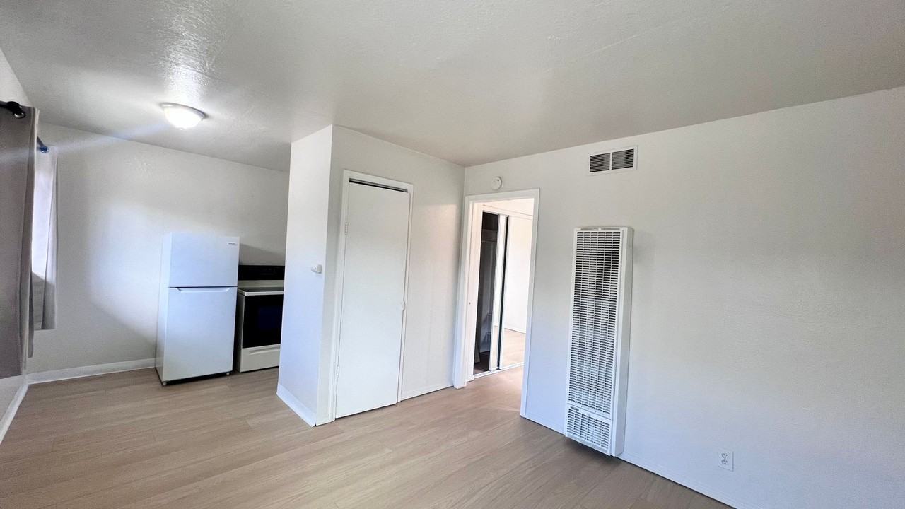 1847 E 25th St #8 - Photo 4 of 14