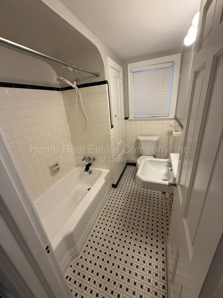 624 W End Blvd #A1 - Photo 2 of 4