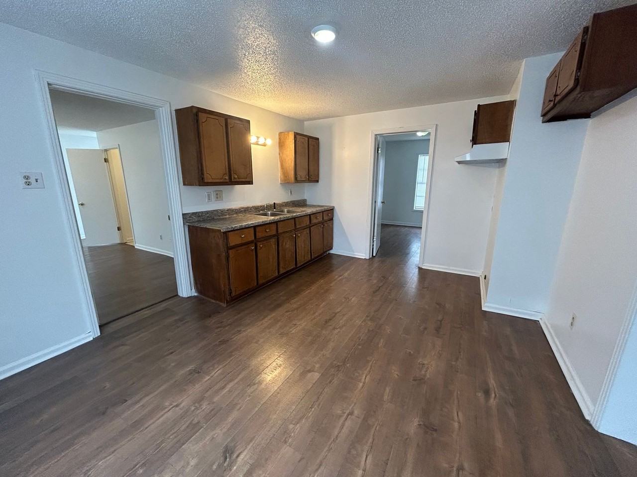 1122 Tamm St - Photo 4 of 11