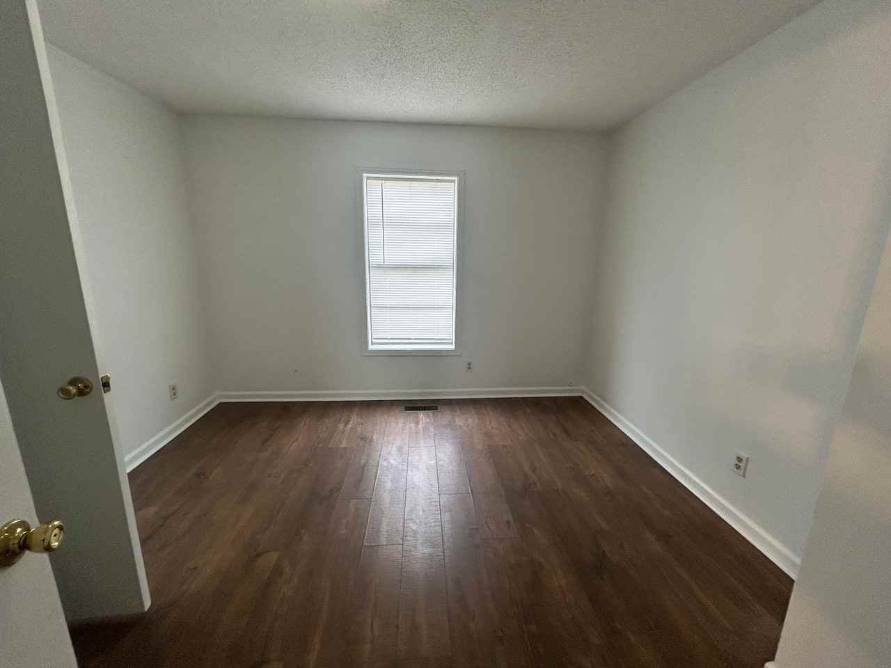 1122 Tamm St - Photo 5 of 11