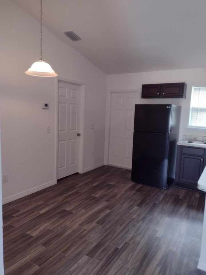 5610 Nw 57th Pl - Photo 2 of 10