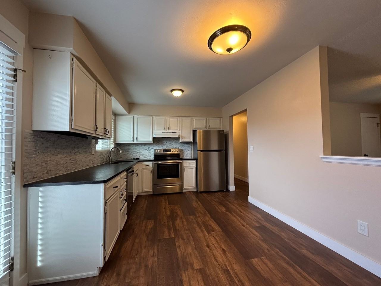 6050 Tuckerman Ln - Photo 7 of 19