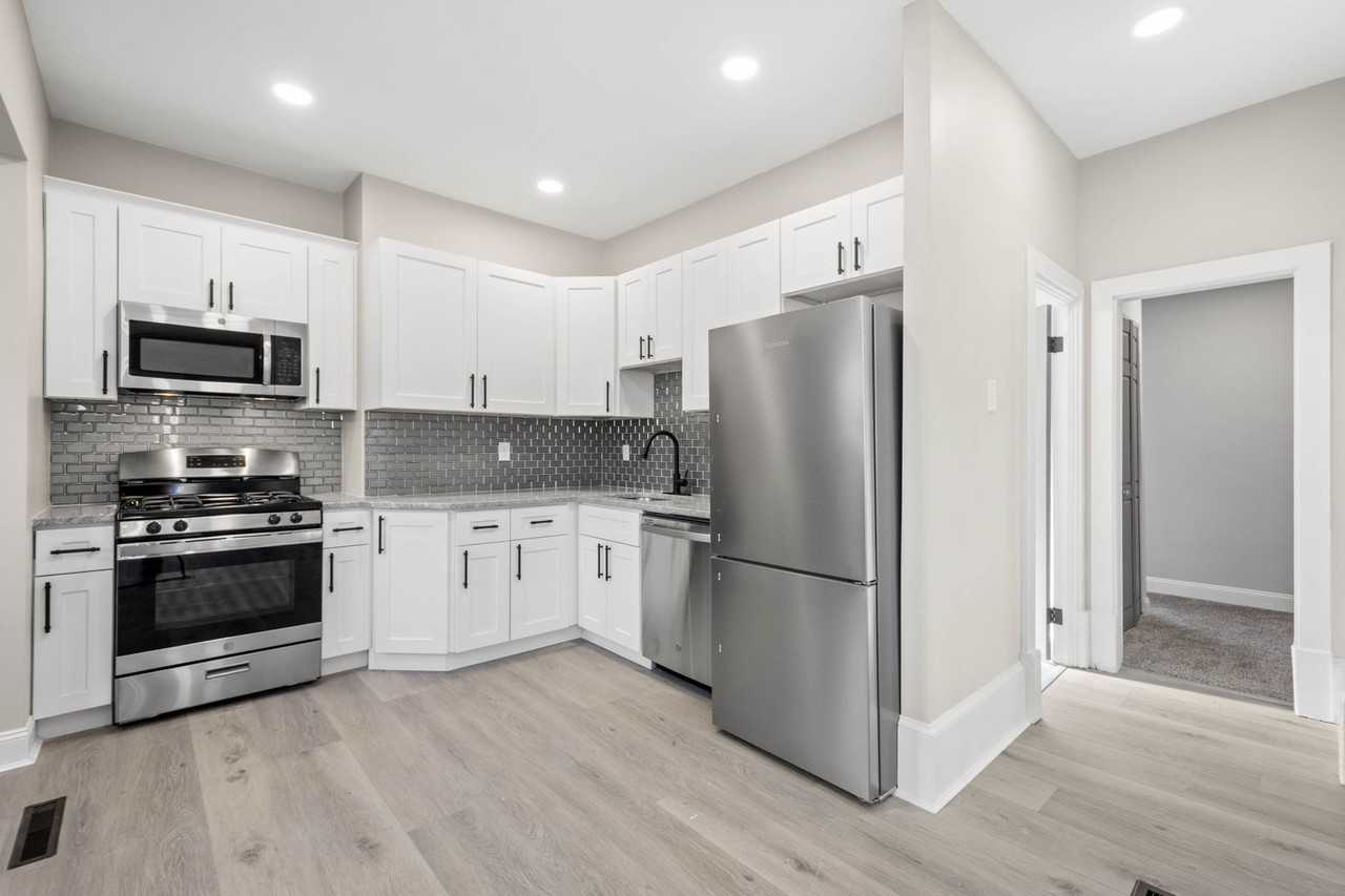 221 Alpine Ave - Photo 6 of 31