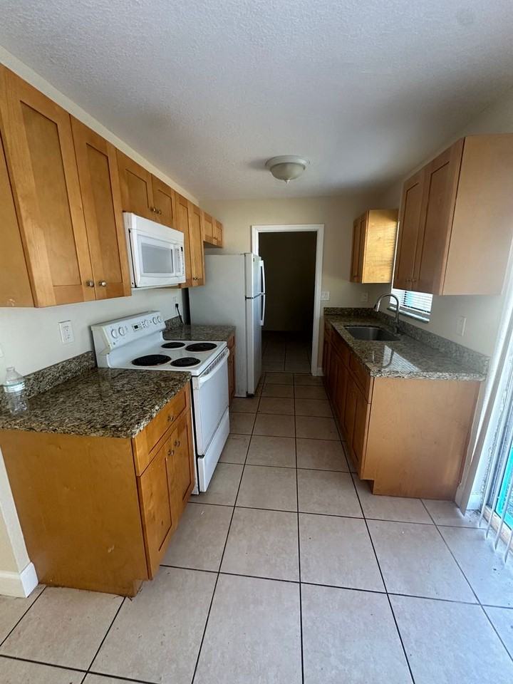 320 W 16th Way - Photo 2 of 5