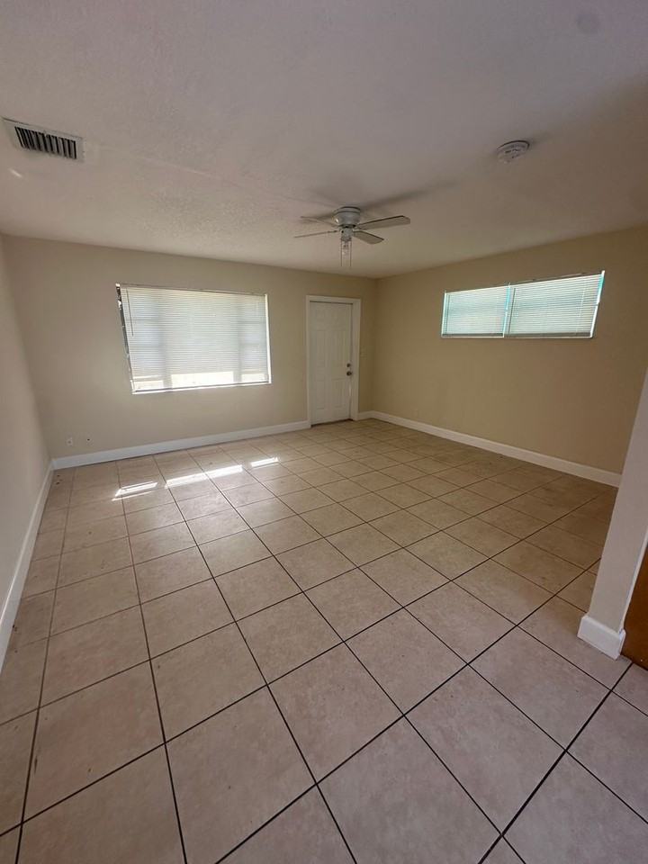 320 W 16th Way - Photo 3 of 5