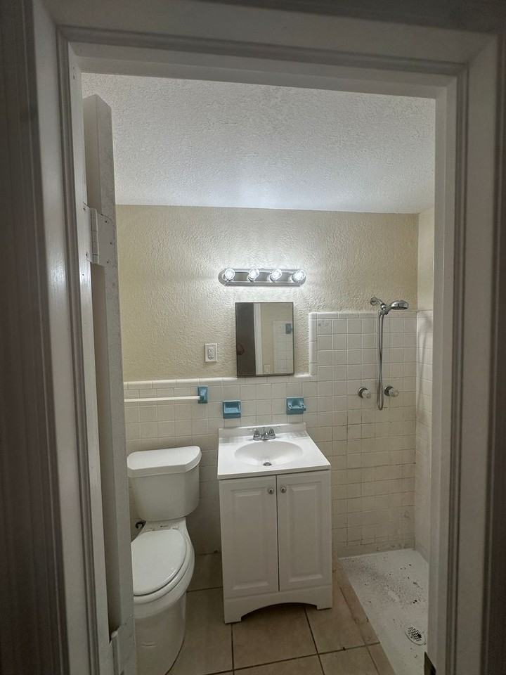 320 W 16th Way - Photo 4 of 5