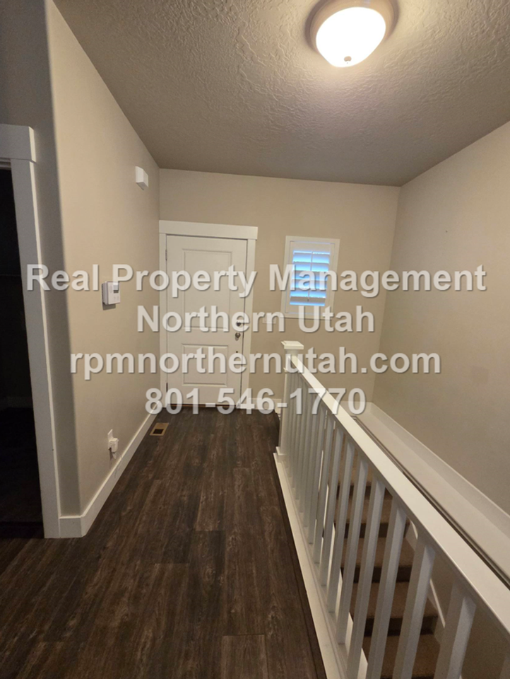 1081 W 275 N - Photo 2 of 24