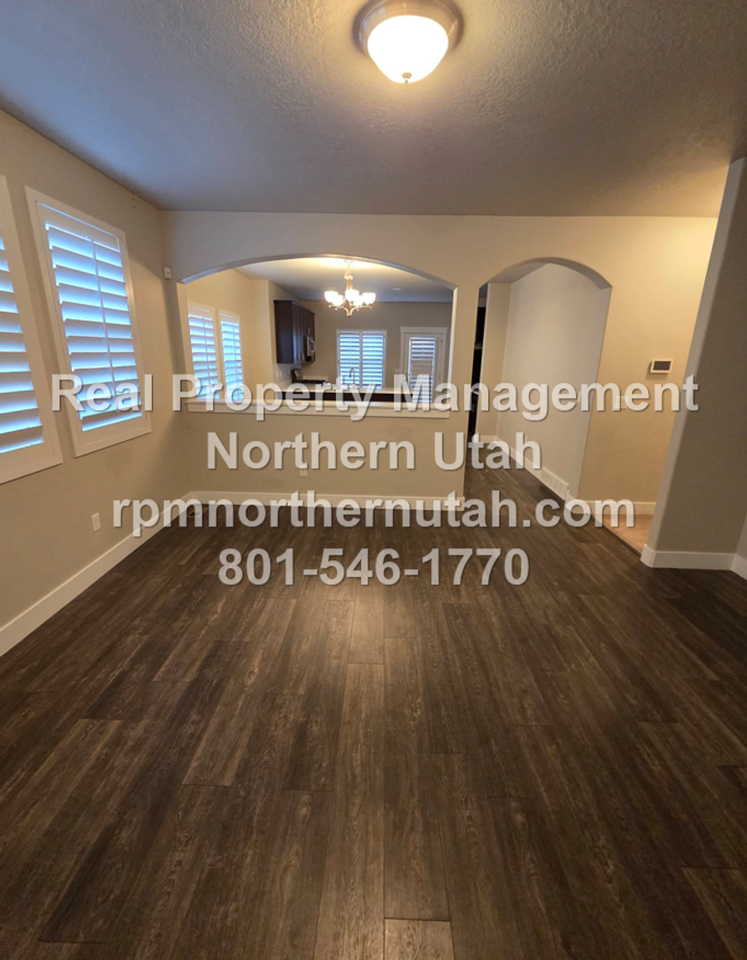 1081 W 275 N - Photo 3 of 24