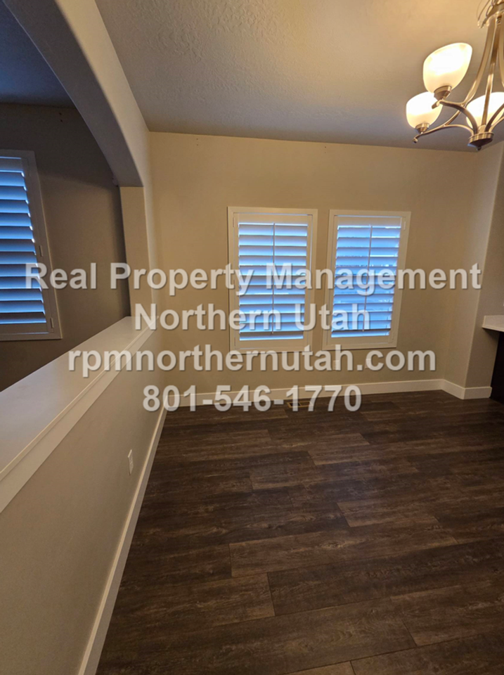 1081 W 275 N - Photo 6 of 24