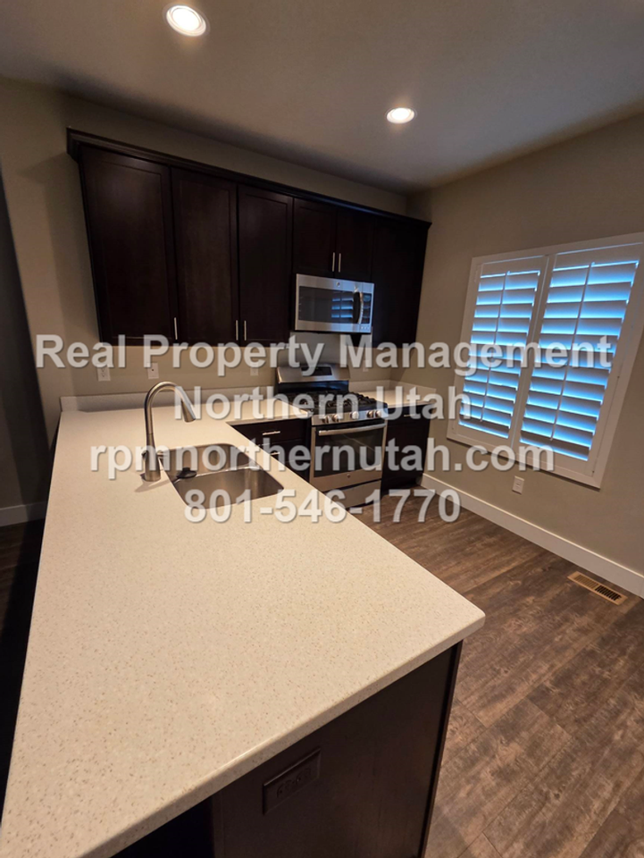 1081 W 275 N - Photo 7 of 24