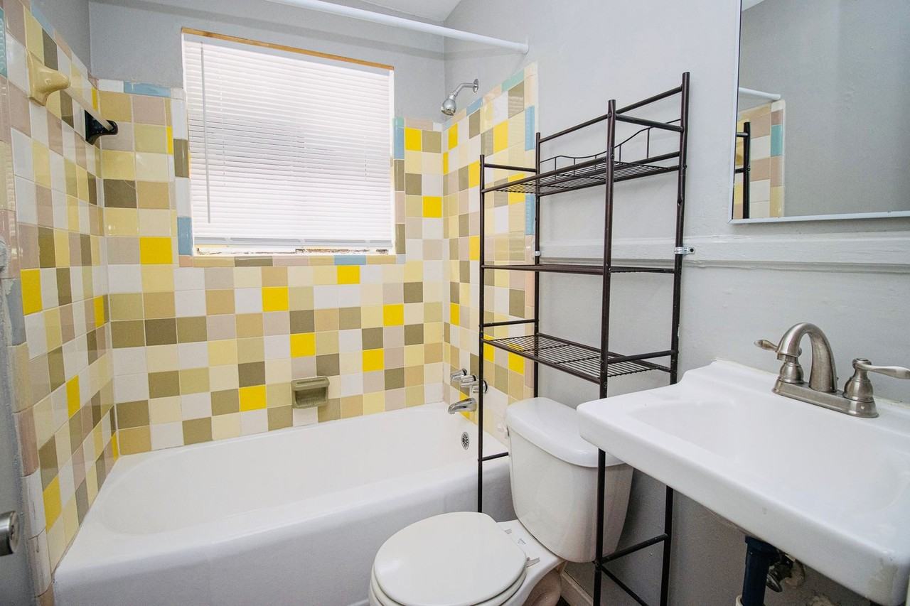 823 Central Dr - Photo 4 of 8