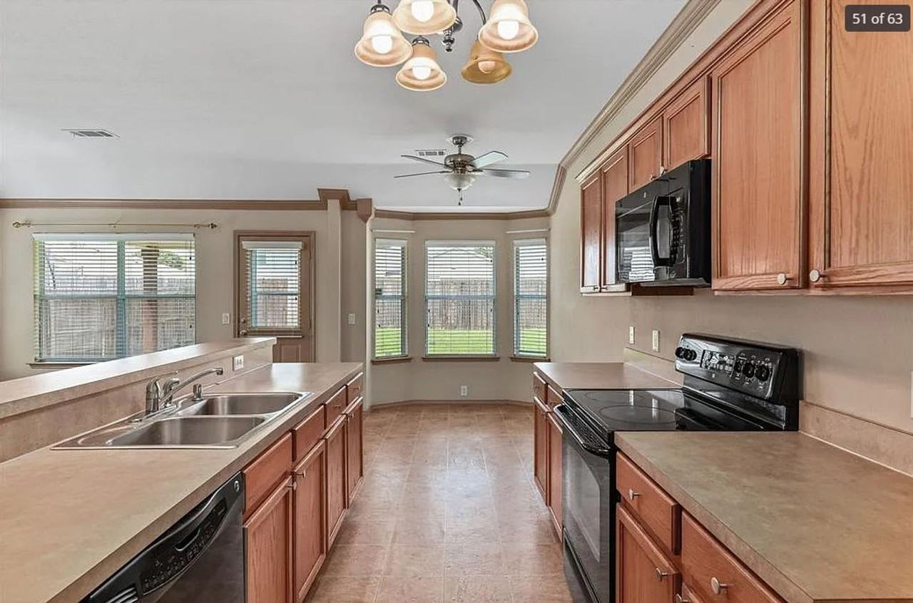 8901 Yosemite Trl - Photo 2 of 24