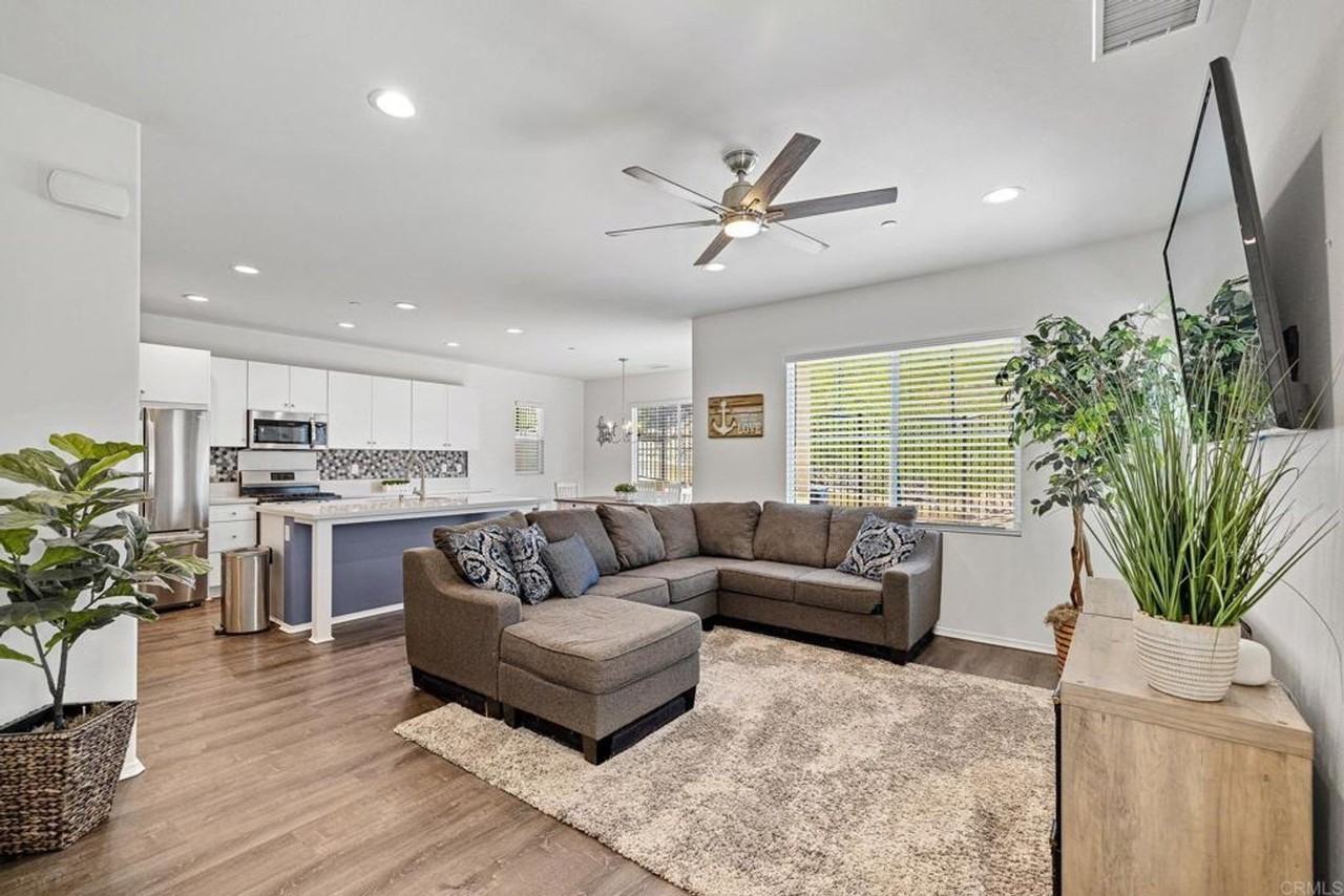 1881 Emily St - Photo 3 of 23