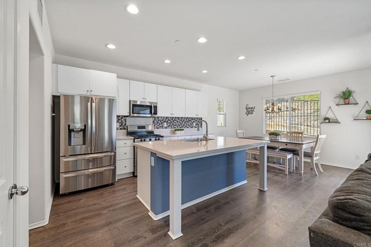 1881 Emily St - Photo 4 of 23