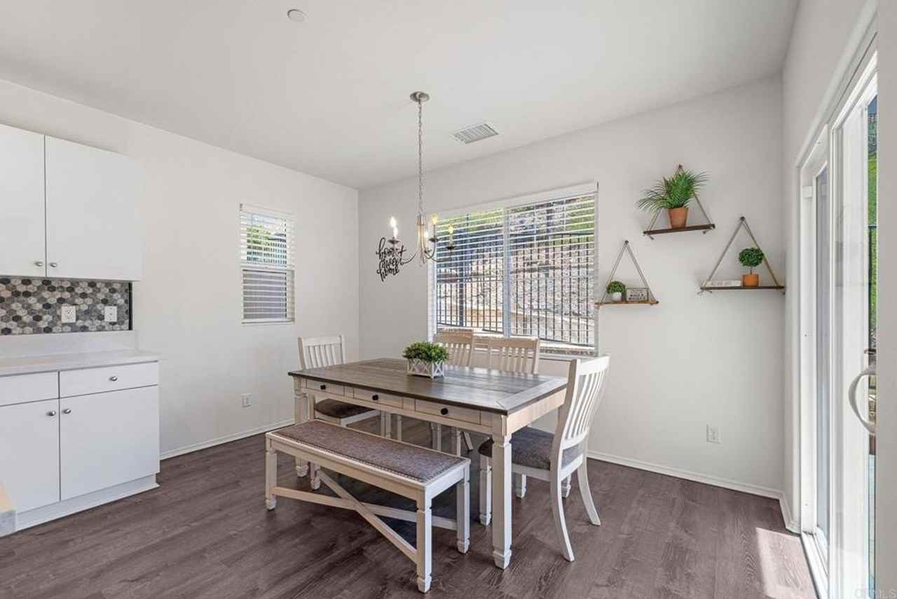 1881 Emily St - Photo 5 of 23