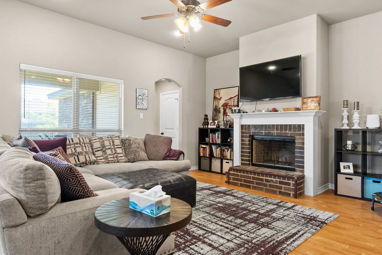 907 Hickok Dr - Photo 2 of 14