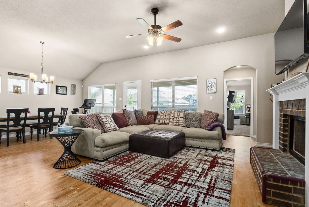 907 Hickok Dr - Photo 3 of 14