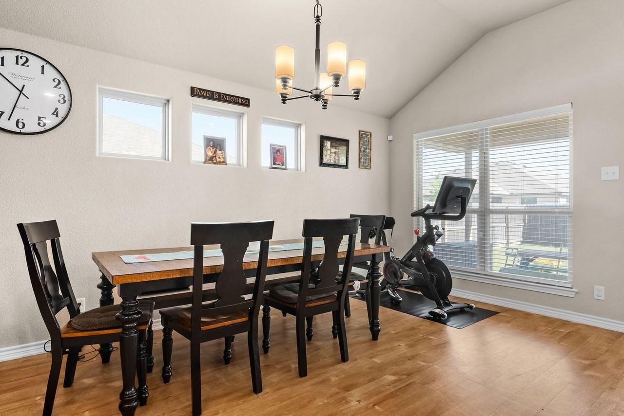 907 Hickok Dr - Photo 4 of 14