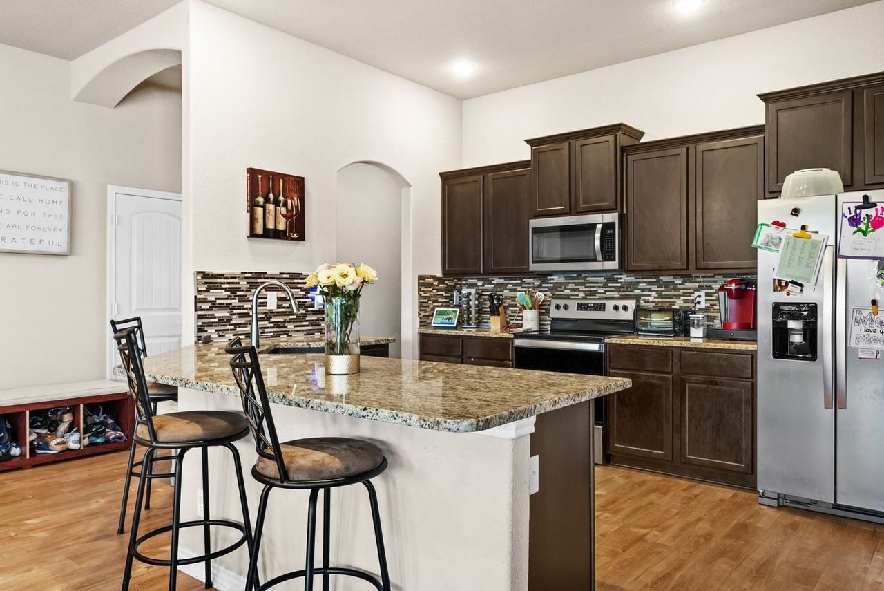 907 Hickok Dr - Photo 5 of 14