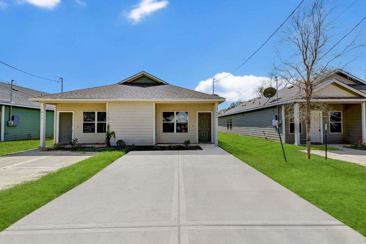 409 E Avenue G - Photo 2 of 25