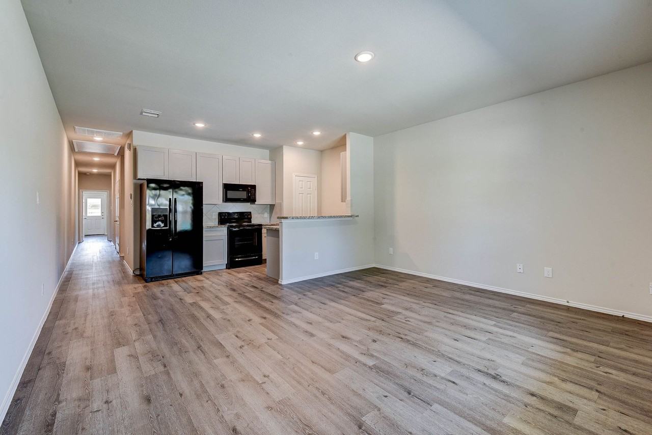 409 E Avenue G - Photo 6 of 25