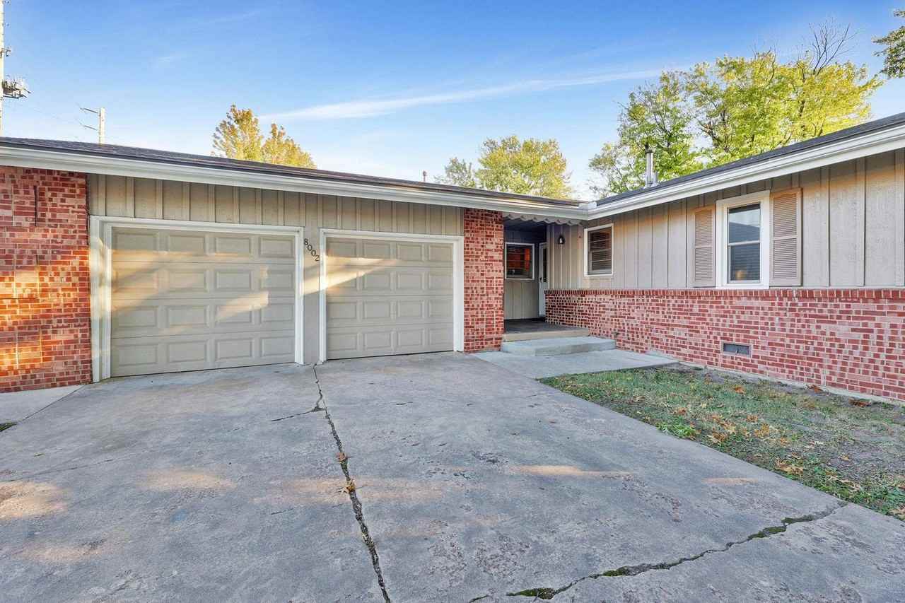 8002 E Morningside St - Photo 3 of 36