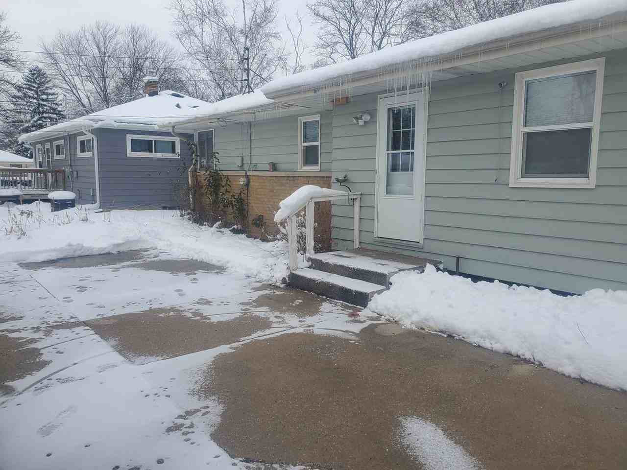 10525 W Custer Ave - Photo 3 of 18