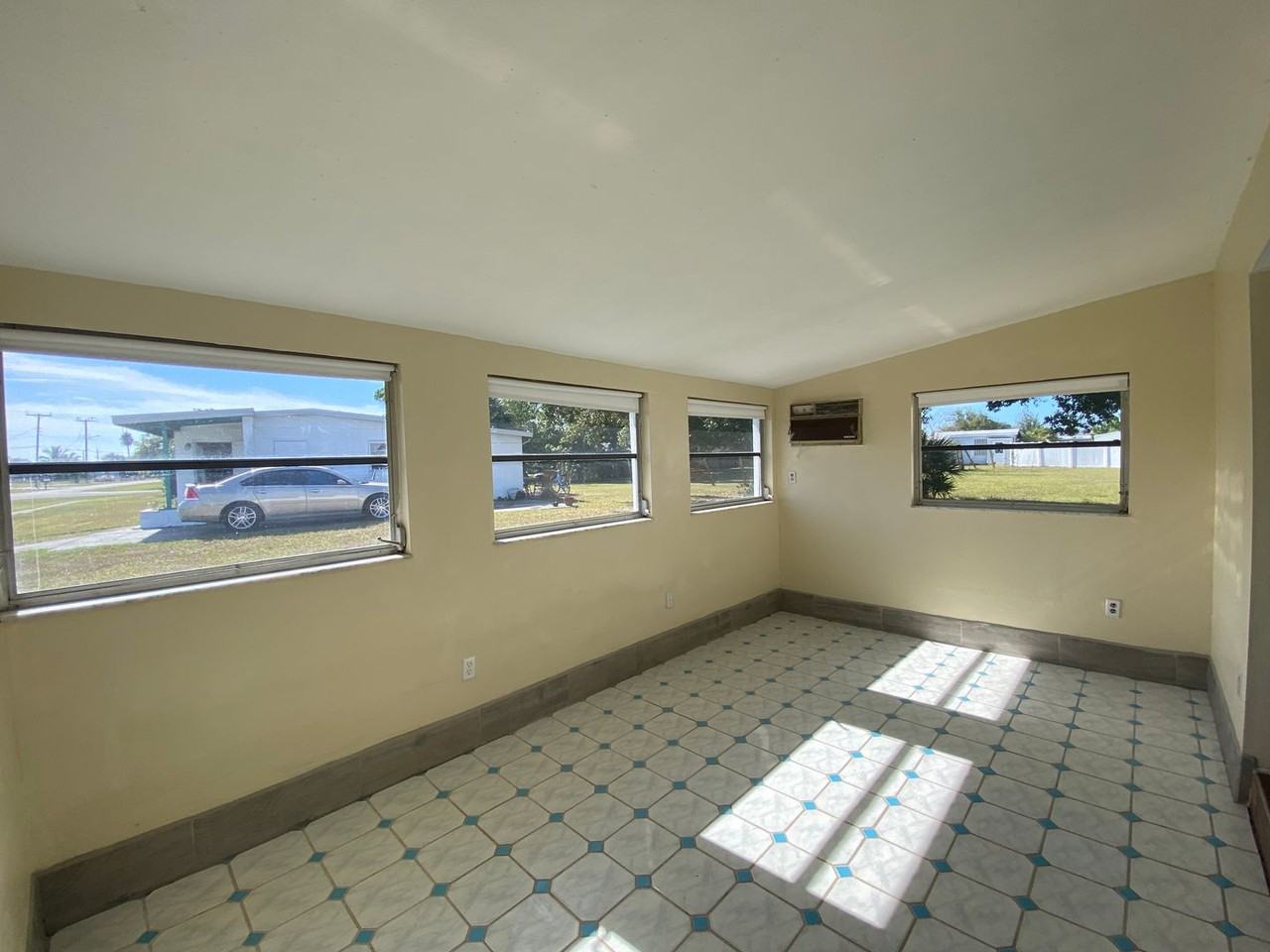 4380 Conway Blvd - Photo 3 of 24