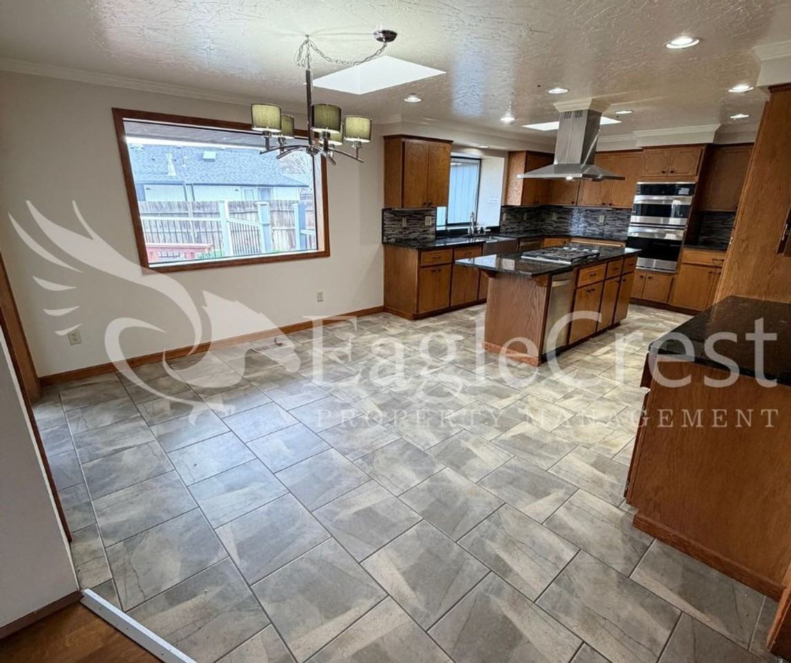 665 Se Pine Ct - Photo 2 of 27