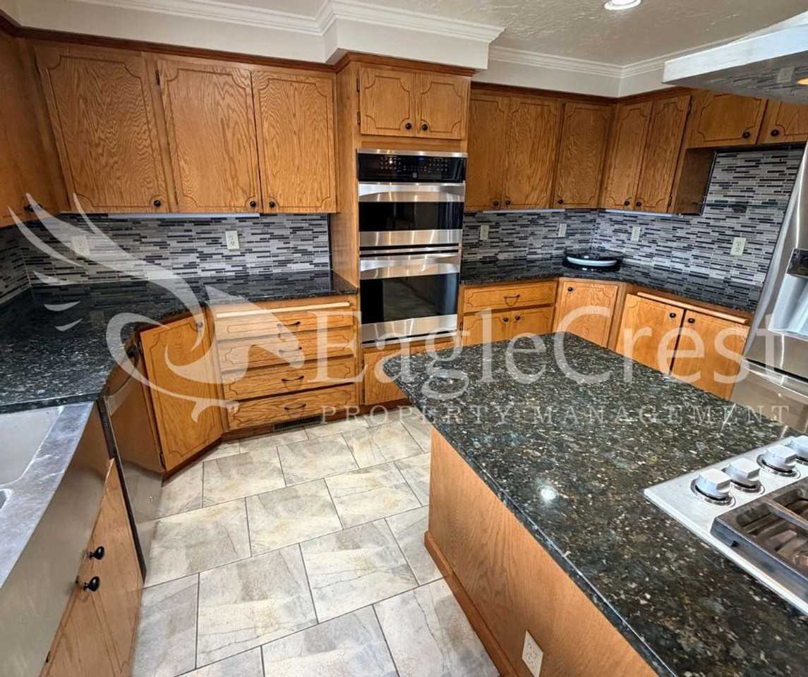 665 Se Pine Ct - Photo 3 of 27