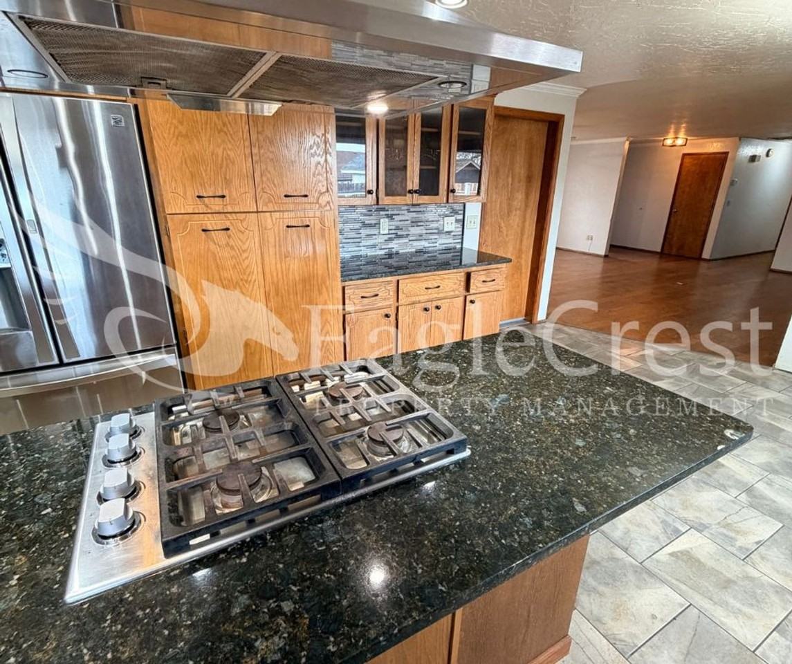 665 Se Pine Ct - Photo 5 of 27