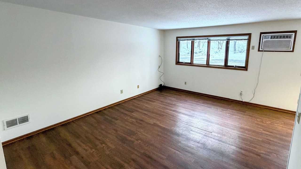 809 Weeks Ave Se - Photo 3 of 16