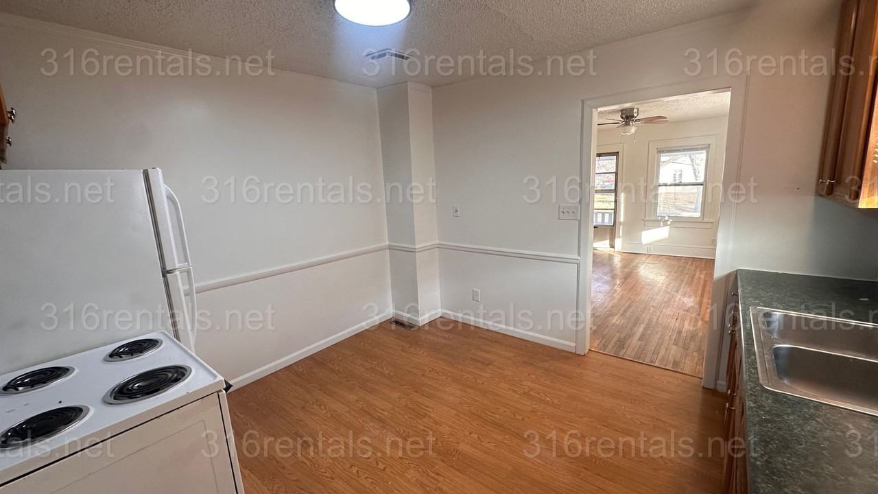 421 S Gordon St - Photo 3 of 13