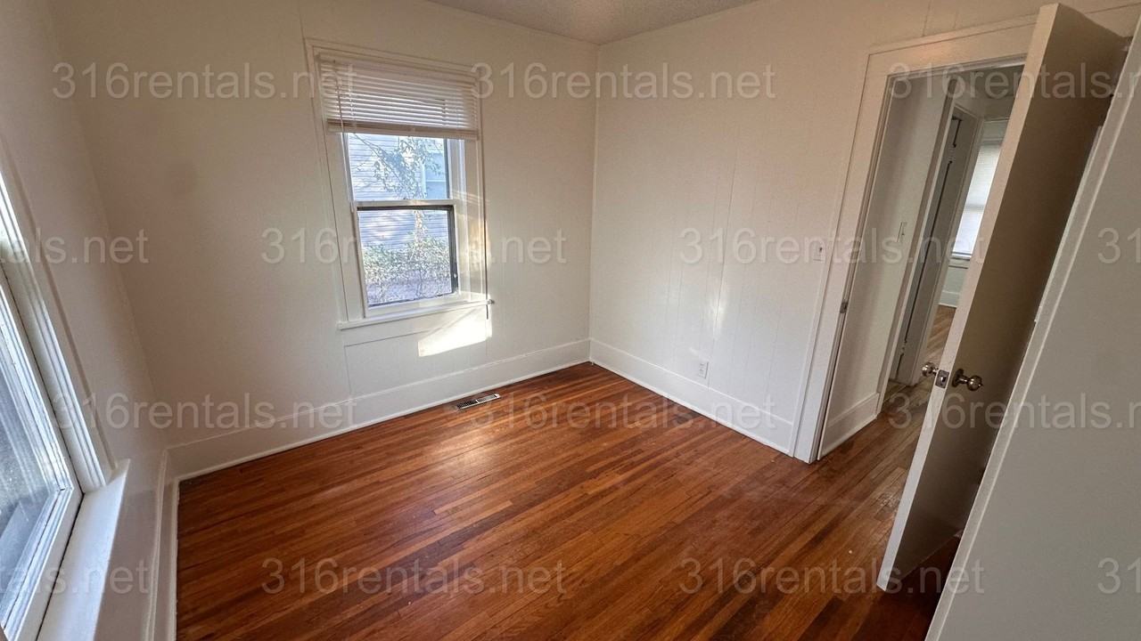 421 S Gordon St - Photo 7 of 13
