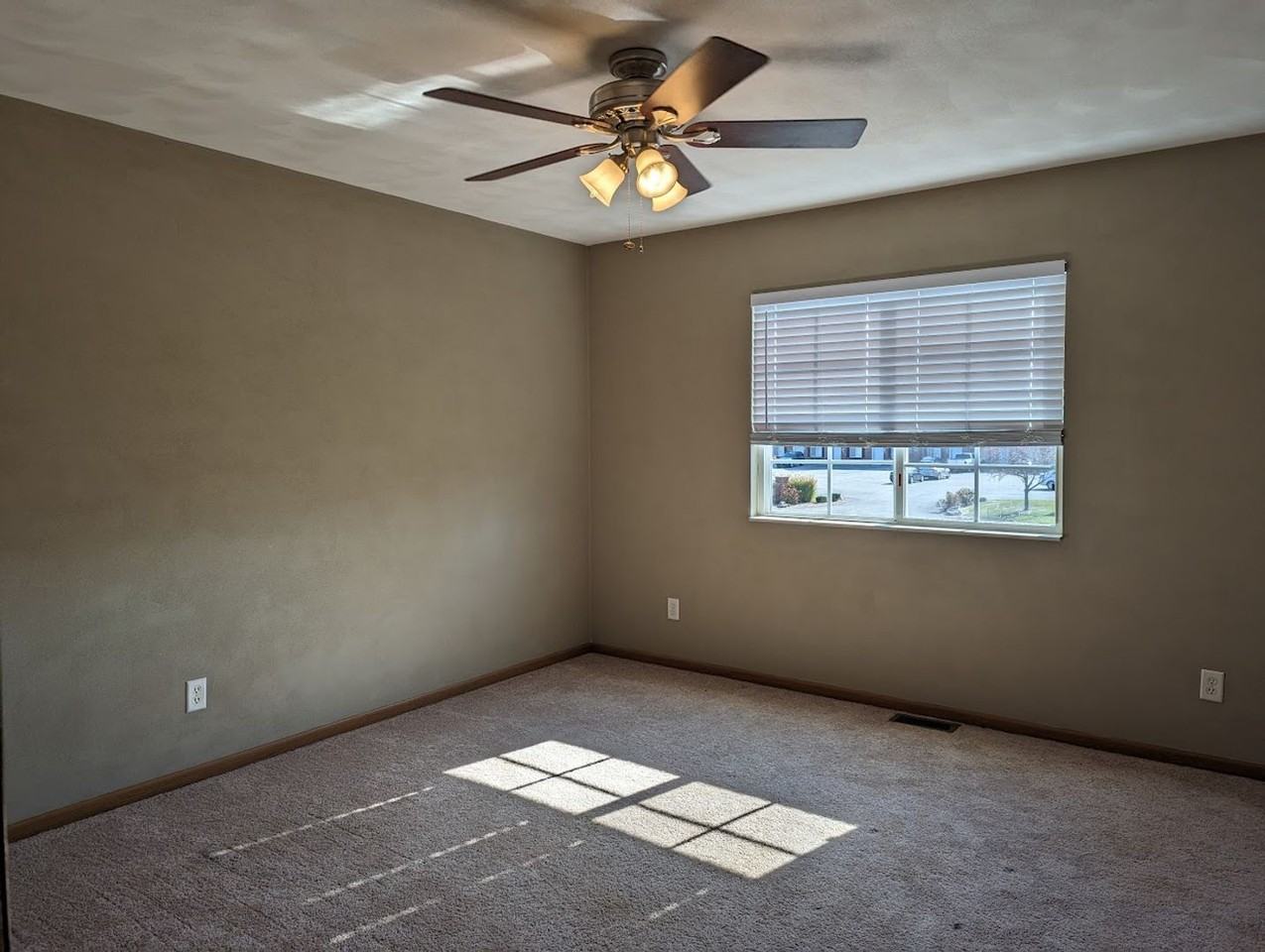 111 Northtowne St - Photo 4 of 17